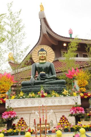 Nghe Kinh Bát Nhã.